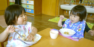乳児の保育園での生活-午後12時00分 昼食