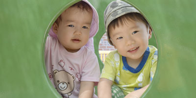 乳児の保育園での生活-午前8時30分 短時間保育登園・朝の庭遊び
